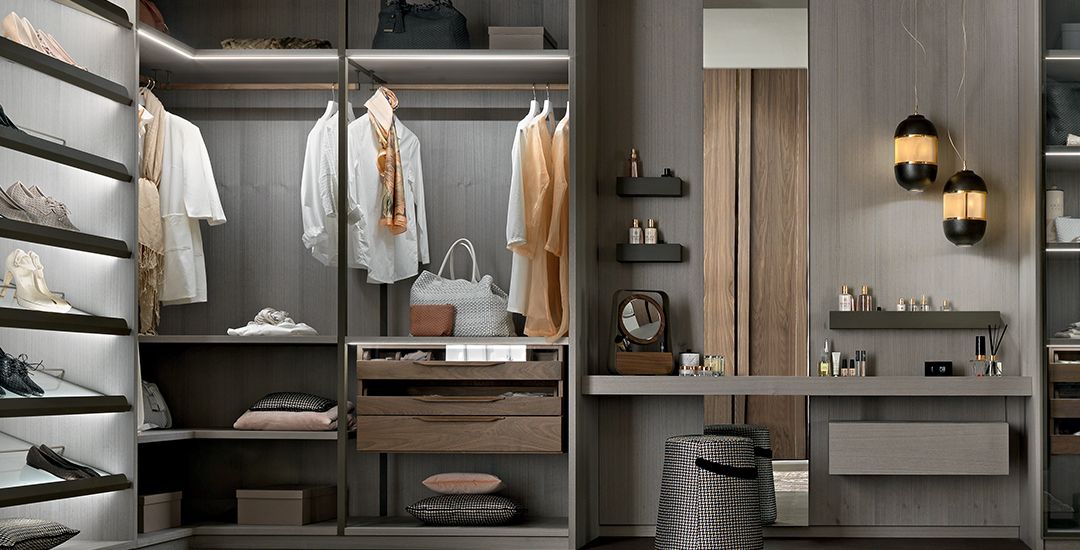 Life walk-in closet with metal frame - Wood Interiors